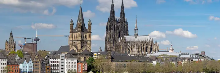 Der Kölner Dom und die Altstadt am Rhein, von der Deutzer Brücke aus gesehen